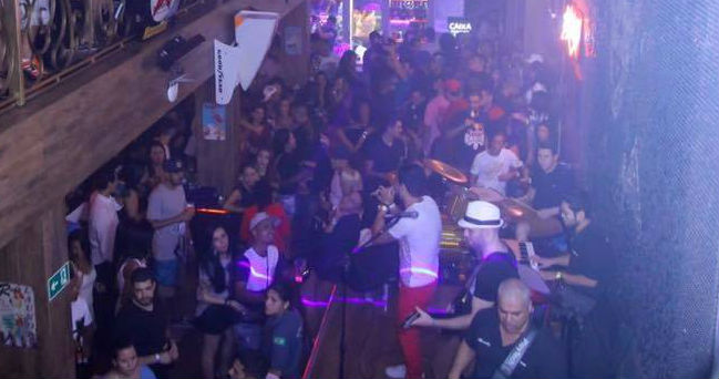 Véspera de feriado com sertanejo e Open Bar de Caipiroska para elas no Yes Brasil Pub Eventos BaresSP 570x300 imagem