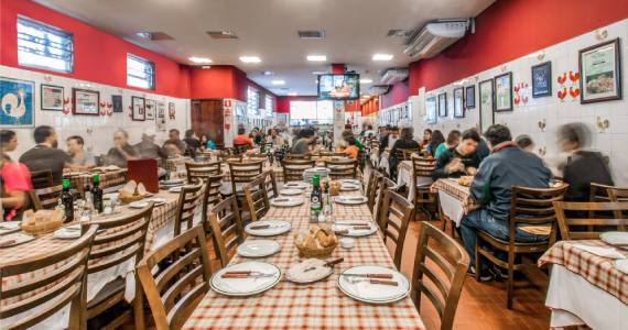 Restaurante O Brazeiro com variedade de carnes para o aniversário de São Paulo