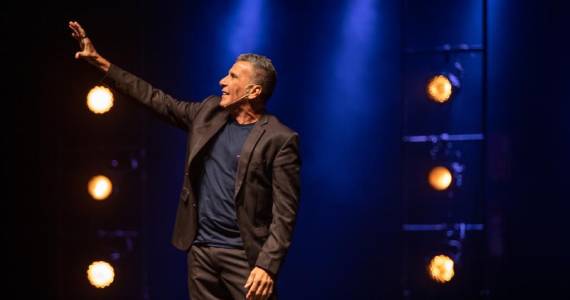 Eri Pinta Johnson Borda chega a São Paulo no Teatro Renaissance