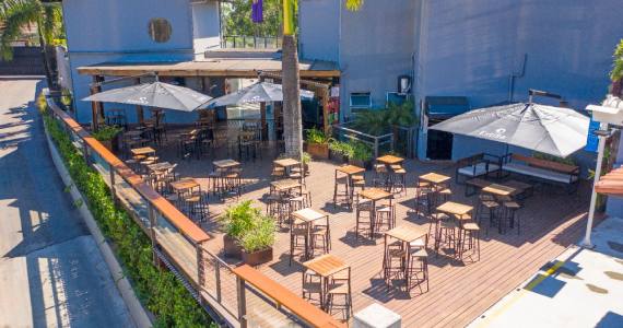 Estilla Destilaria com música ao vivo, bar de gelo e drinks exclusivos de gin