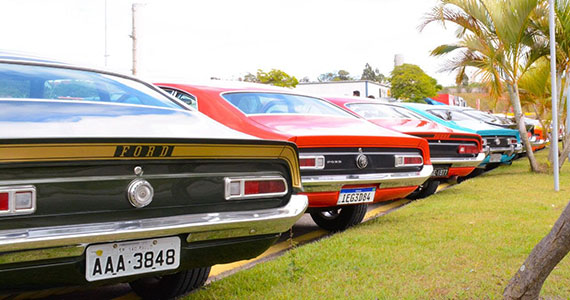 Exposição de carros antigos na Arena Sambódromo