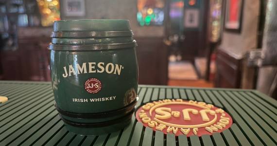 The Blue Pub presenteará clientes com welcome drink feito com whisky irlandês Jameson Eventos BaresSP 570x300 imagem