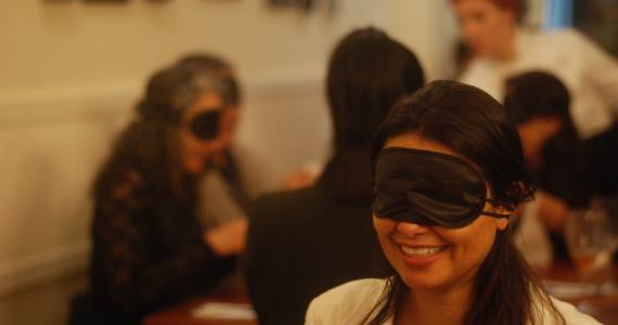 Restaurante Duas Terezas promove Jantar às Cegas no Espaço Pamplona