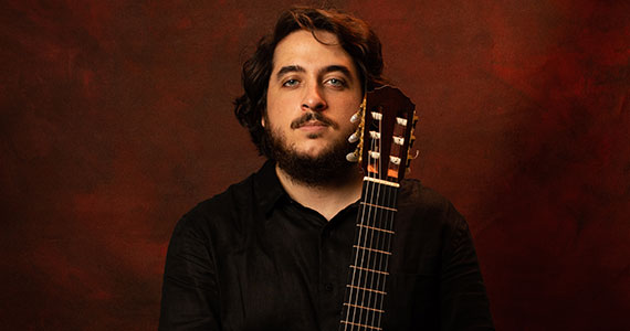 Violinista João Camarero realiza show no Teatro B32.