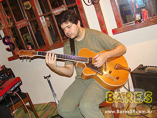 Skuantus Pub recebe a escritora Sula Gava para noite de autógrafos Skuantus Pub recebe a escritora Sula Gava para noite de autógrafos