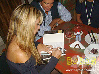 Skuantus Pub recebe a escritora Sula Gava para noite de autógrafos Skuantus Pub recebe a escritora Sula Gava para noite de autógrafos