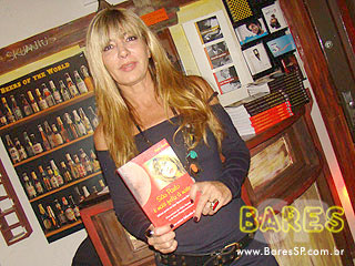 Skuantus Pub recebe a escritora Sula Gava para noite de autógrafos Skuantus Pub recebe a escritora Sula Gava para noite de autógrafos