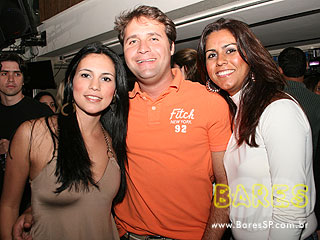 Neste domingo o Bar Santo Antônio agitou o público com repertório sertanejo Neste domingo o Bar Santo Antônio agitou o público com repertório sertanejo