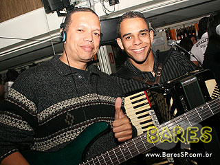 Neste domingo o Bar Santo Antônio agitou o público com repertório sertanejo Neste domingo o Bar Santo Antônio agitou o público com repertório sertanejo