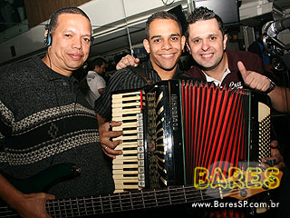 Neste domingo o Bar Santo Antônio agitou o público com repertório sertanejo Neste domingo o Bar Santo Antônio agitou o público com repertório sertanejo