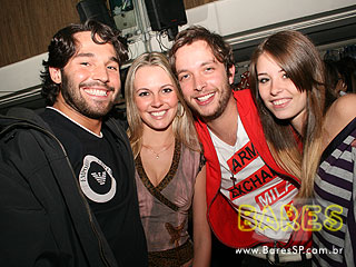 Neste domingo o Bar Santo Antônio agitou o público com repertório sertanejo Neste domingo o Bar Santo Antônio agitou o público com repertório sertanejo