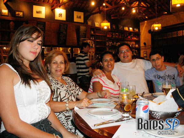 Noite animada na 1ª Cervejaria da Mooca Noite animada na 1ª Cervejaria da Mooca
