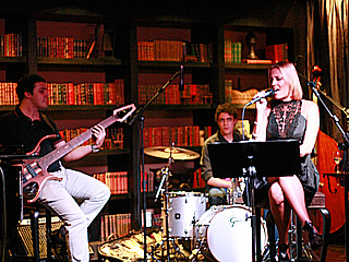 The Blue Bar recebe Kika Wilcox