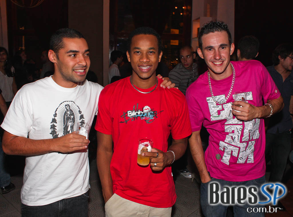 Gabbo Venutti, Esdras e show de pop rock no Divino Pub Gabbo Venutti, Esdras e show de pop rock no Divino Pub