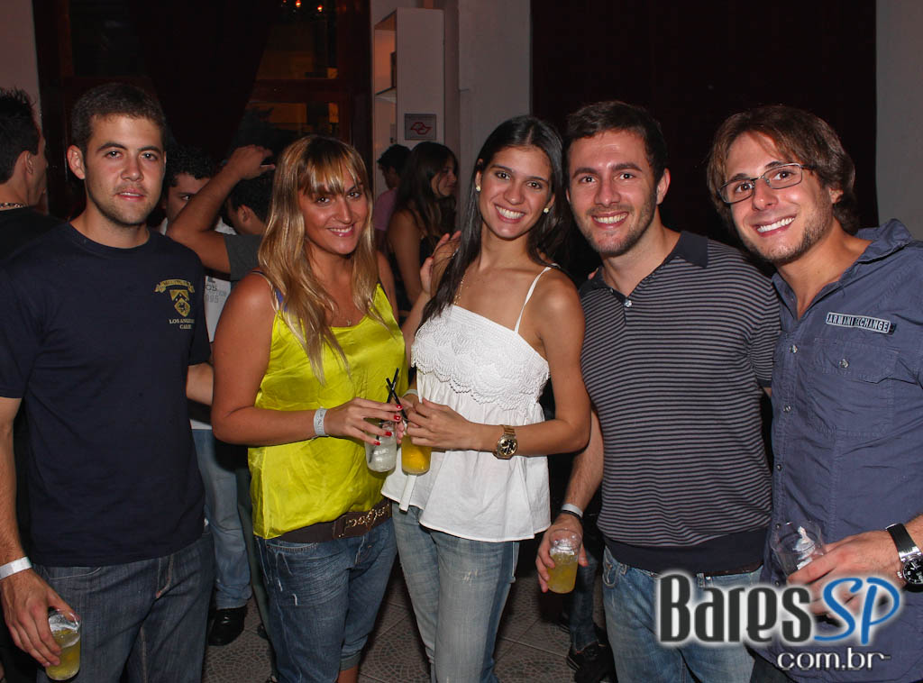 Gabbo Venutti, Esdras e show de pop rock no Divino Pub Gabbo Venutti, Esdras e show de pop rock no Divino Pub