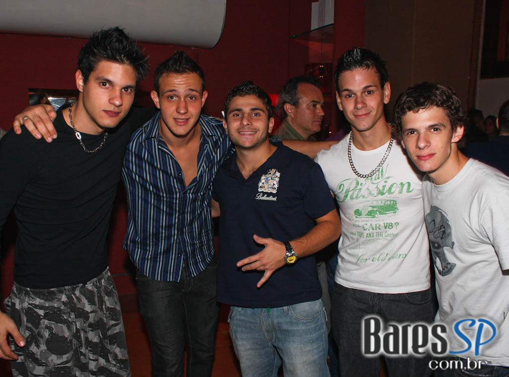 Gabbo Venutti, Esdras e show de pop rock no Divino Pub Gabbo Venutti, Esdras e show de pop rock no Divino Pub