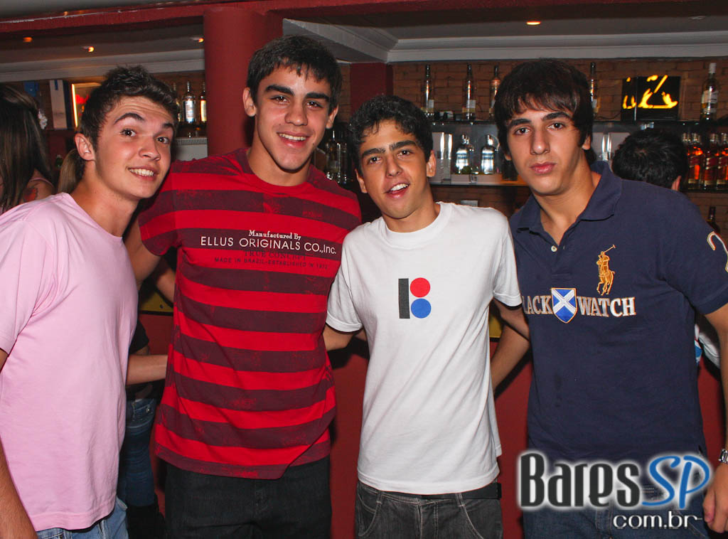 Gabbo Venutti, Esdras e show de pop rock no Divino Pub Gabbo Venutti, Esdras e show de pop rock no Divino Pub