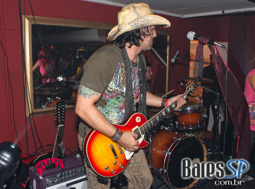 Gabbo Venutti, Esdras e show de pop rock no Divino Pub Gabbo Venutti, Esdras e show de pop rock no Divino Pub