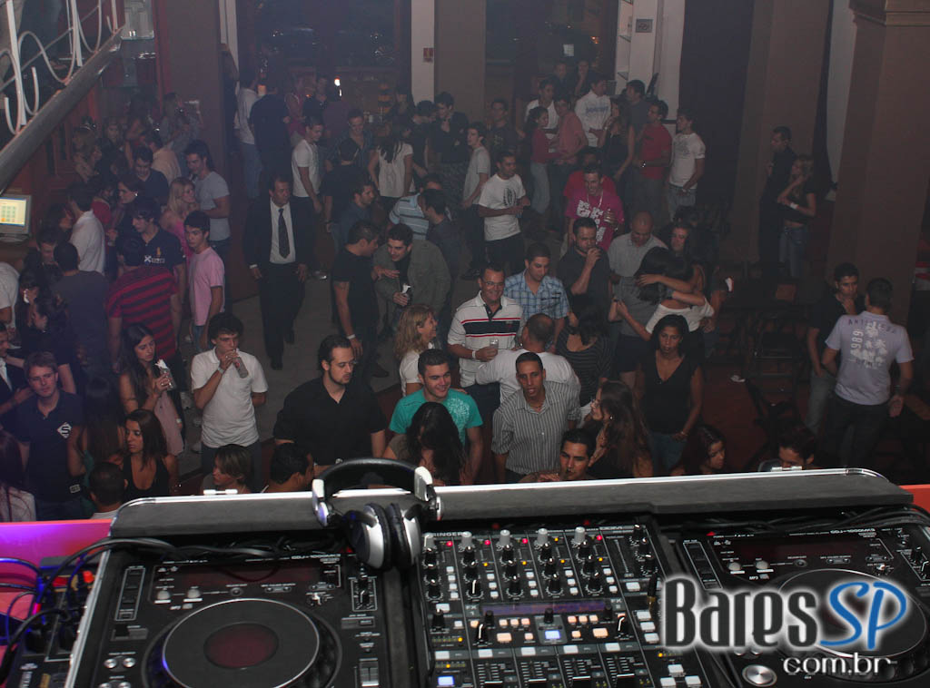 Gabbo Venutti, Esdras e show de pop rock no Divino Pub Gabbo Venutti, Esdras e show de pop rock no Divino Pub