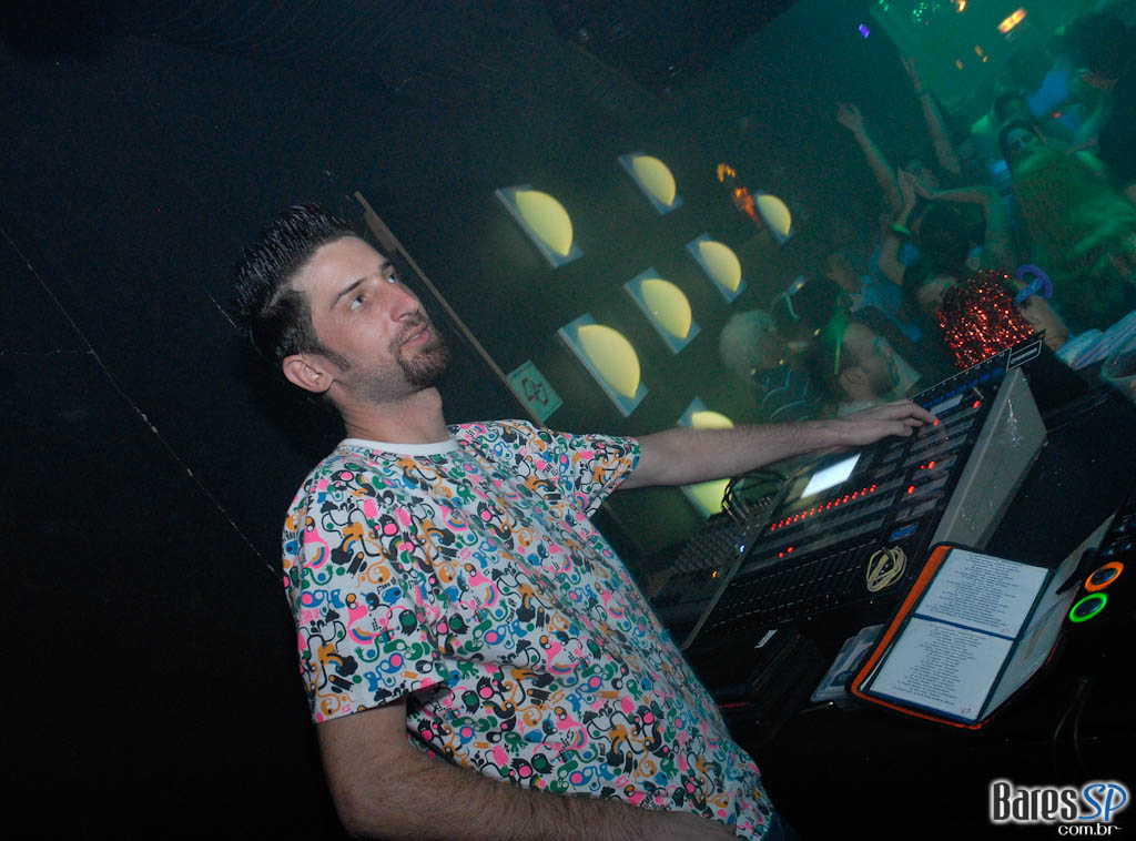 Noite da Paçoca Quem comer a maior quantidade de paçoca na noite vai ganhar um combo de Red Label + 6 RedBull, vai encarar??? Noite da Paçoca Quem comer a maior quantidade de paçoca na noite vai ganhar um combo de Red Label + 6 RedBull, vai encarar???