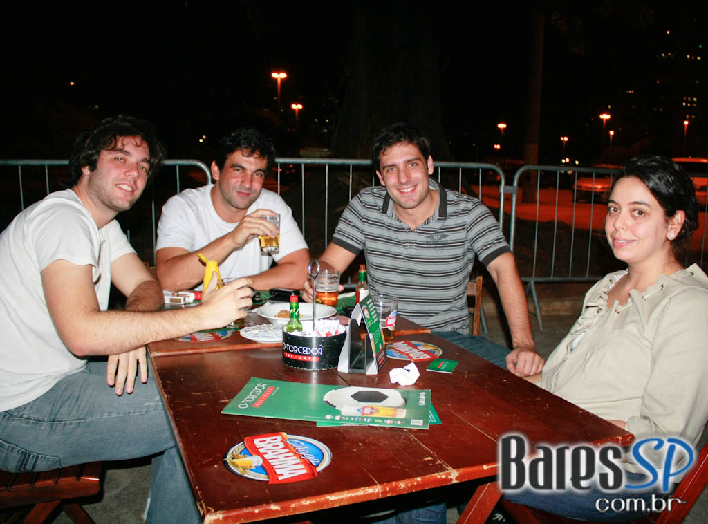 Grupo MBM no Bar O Torcedor, no Estádio do Pacaembu Grupo MBM no Bar O Torcedor, no Estádio do Pacaembu