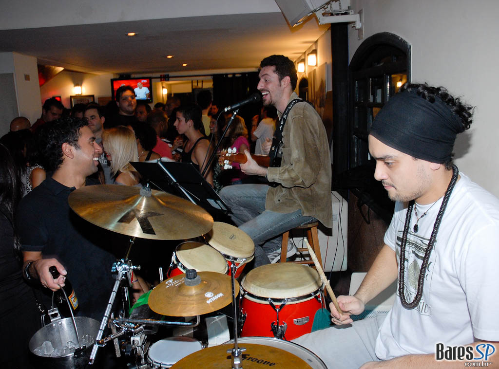 Domingo agitado no Bar Praça, na Vila Madalena Domingo agitado no Bar Praça, na Vila Madalena