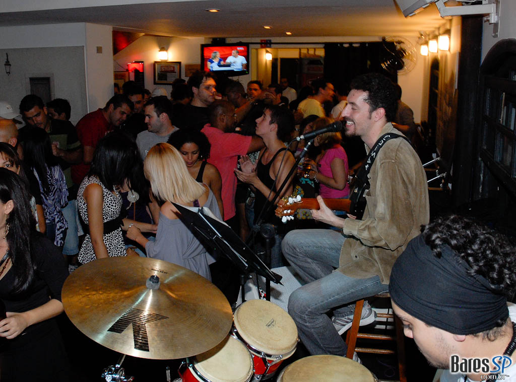 Domingo agitado no Bar Praça, na Vila Madalena Domingo agitado no Bar Praça, na Vila Madalena