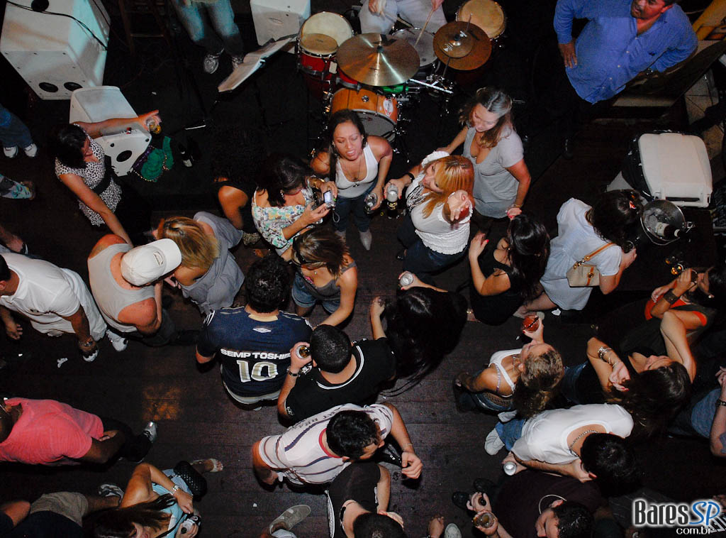 Domingo agitado no Bar Praça, na Vila Madalena Domingo agitado no Bar Praça, na Vila Madalena
