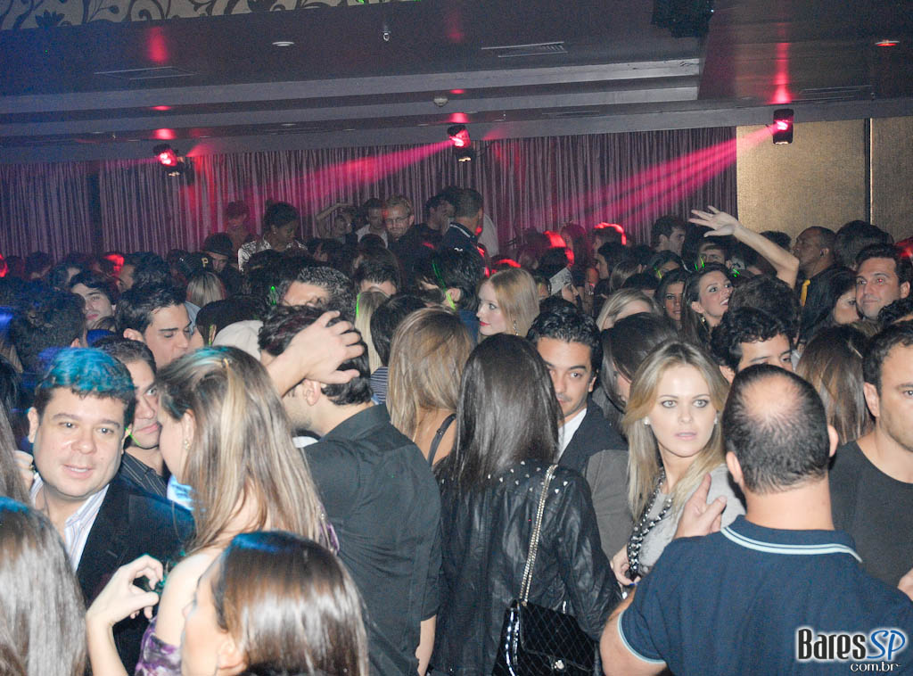 Surpreenda-se com a apresentação da cantora Tara McDonald, nesta quinta no Kiss & Fly Surpreenda-se com a apresentação da cantora Tara McDonald, nesta quinta no Kiss & Fly