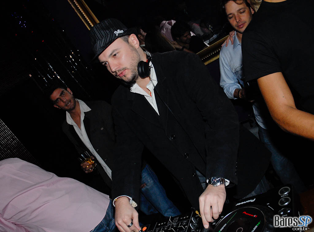 Surpreenda-se com a apresentação da cantora Tara McDonald, nesta quinta no Kiss & Fly Surpreenda-se com a apresentação da cantora Tara McDonald, nesta quinta no Kiss & Fly