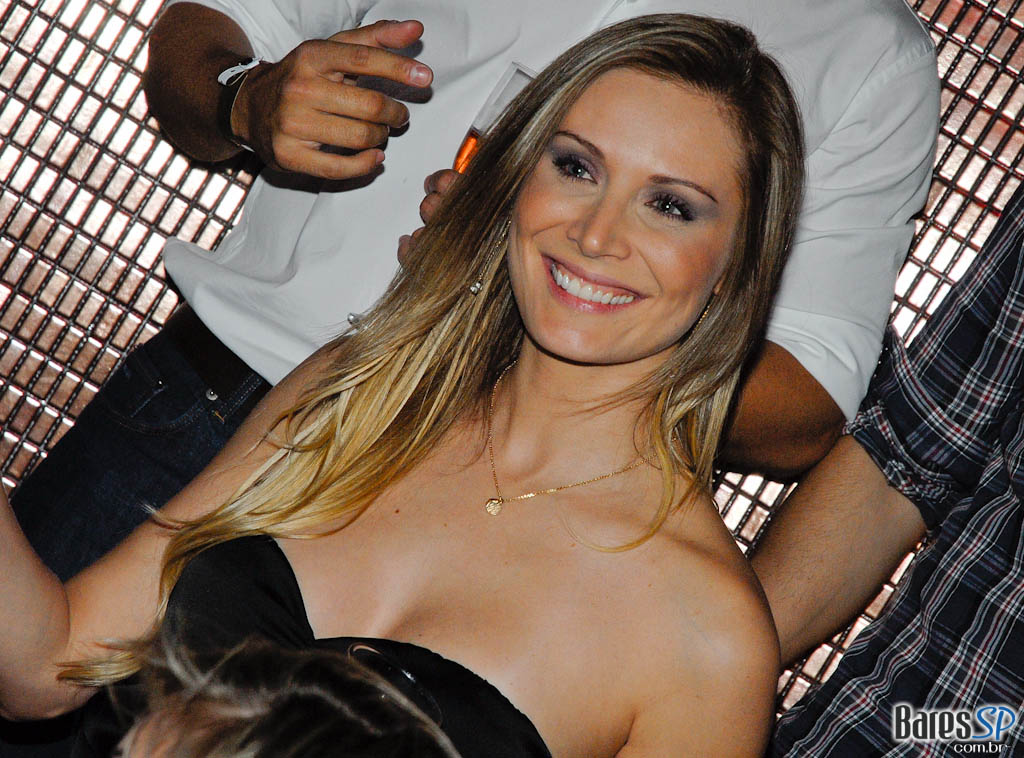 Surpreenda-se com a apresentação da cantora Tara McDonald, nesta quinta no Kiss & Fly Surpreenda-se com a apresentação da cantora Tara McDonald, nesta quinta no Kiss & Fly