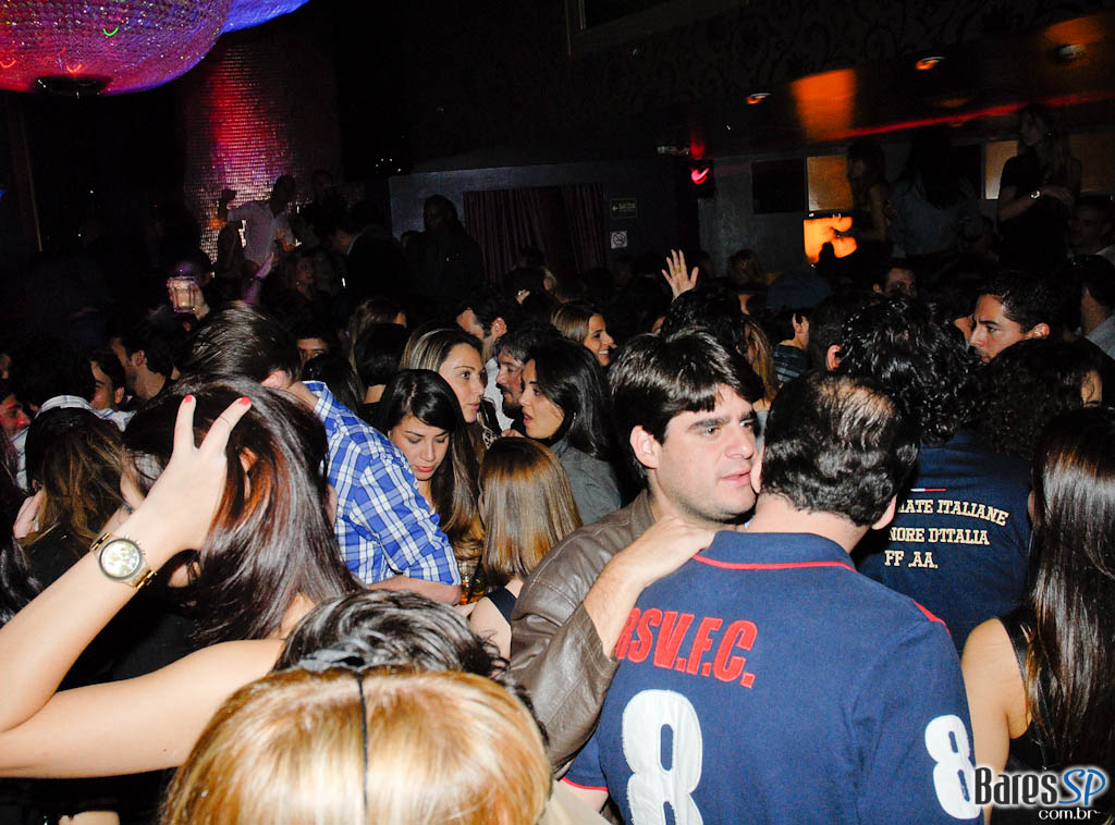 Surpreenda-se com a apresentação da cantora Tara McDonald, nesta quinta no Kiss & Fly Surpreenda-se com a apresentação da cantora Tara McDonald, nesta quinta no Kiss & Fly