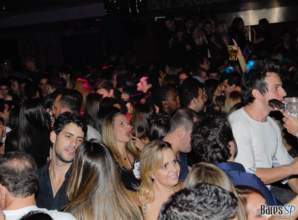 Surpreenda-se com a apresentação da cantora Tara McDonald, nesta quinta no Kiss & Fly Surpreenda-se com a apresentação da cantora Tara McDonald, nesta quinta no Kiss & Fly