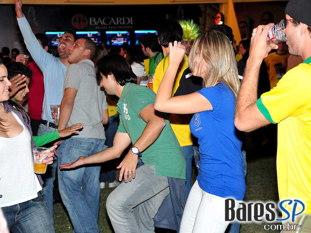Parque da Copa no Jockey Club reune as pessoas para torcer pelo Brasil na Copa do Mundo 2010 e ainda curtir shows de qualidade Parque da Copa no Jockey Club reune as pessoas para torcer pelo Brasil na Copa do Mundo 2010 e ainda curtir shows de qualidade