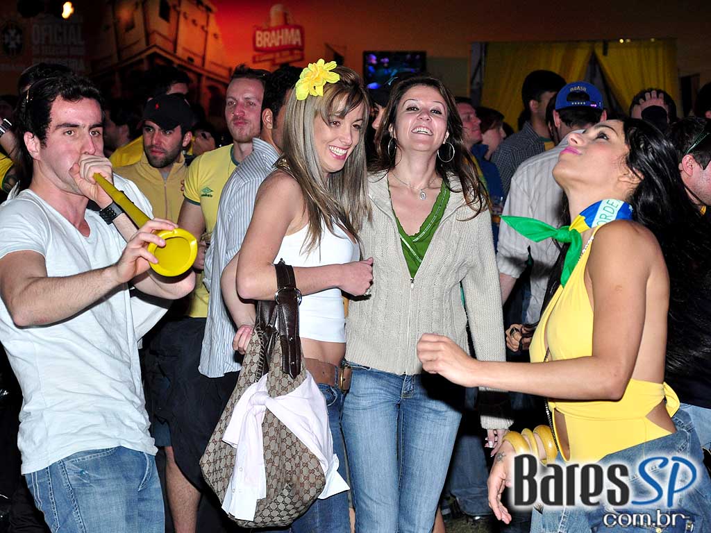 Parque da Copa no Jockey Club reune as pessoas para torcer pelo Brasil na Copa do Mundo 2010 e ainda curtir shows de qualidade Parque da Copa no Jockey Club reune as pessoas para torcer pelo Brasil na Copa do Mundo 2010 e ainda curtir shows de qualidade