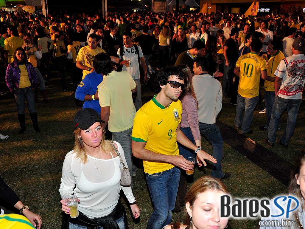 Parque da Copa no Jockey Club reune as pessoas para torcer pelo Brasil na Copa do Mundo 2010 e ainda curtir shows de qualidade Parque da Copa no Jockey Club reune as pessoas para torcer pelo Brasil na Copa do Mundo 2010 e ainda curtir shows de qualidade
