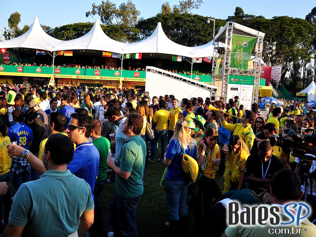 Parque da Copa no Jockey Club reune as pessoas para torcer pelo Brasil na Copa do Mundo 2010 e ainda curtir shows de qualidade Parque da Copa no Jockey Club reune as pessoas para torcer pelo Brasil na Copa do Mundo 2010 e ainda curtir shows de qualidade