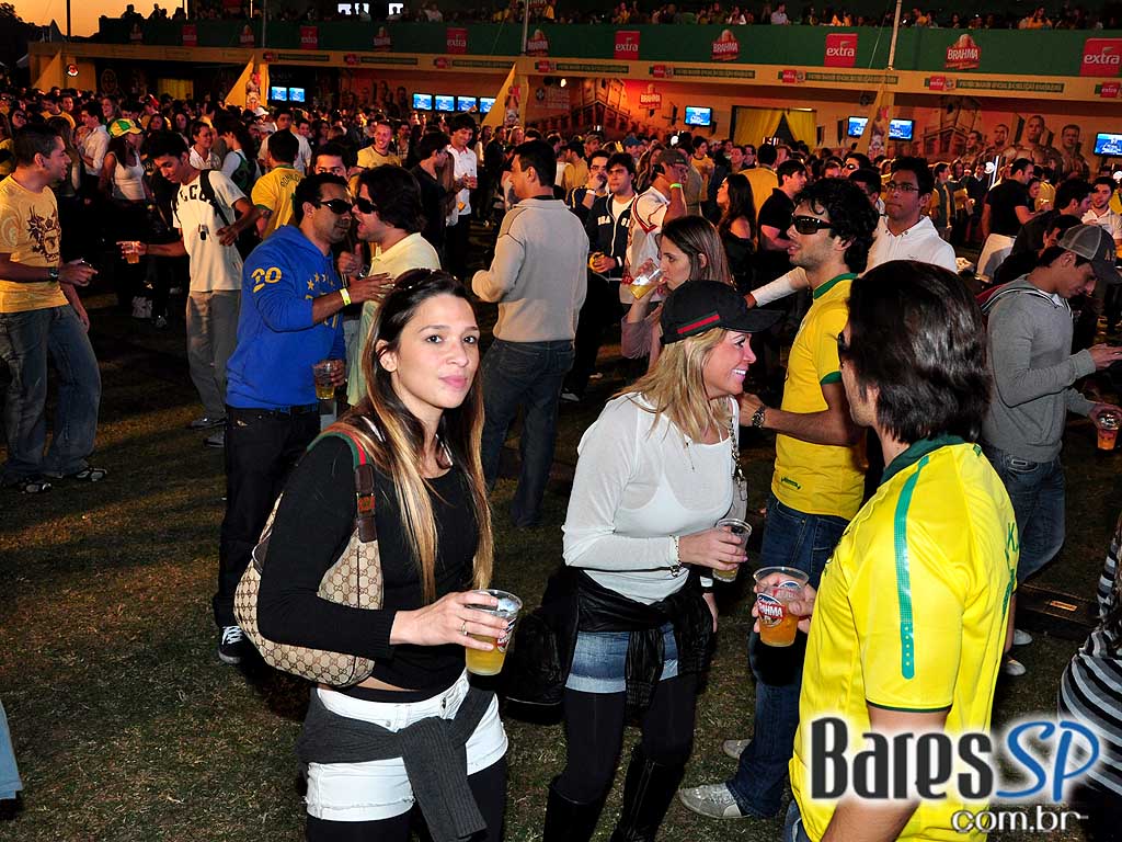 Parque da Copa no Jockey Club reune as pessoas para torcer pelo Brasil na Copa do Mundo 2010 e ainda curtir shows de qualidade Parque da Copa no Jockey Club reune as pessoas para torcer pelo Brasil na Copa do Mundo 2010 e ainda curtir shows de qualidade