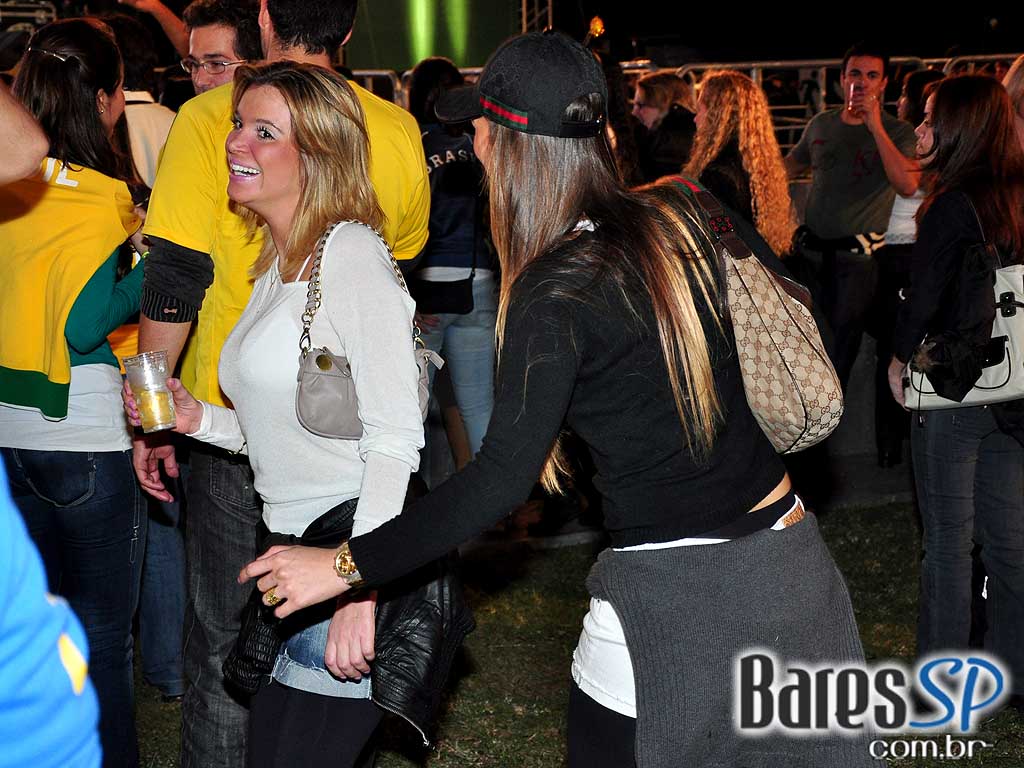 Parque da Copa no Jockey Club reune as pessoas para torcer pelo Brasil na Copa do Mundo 2010 e ainda curtir shows de qualidade Parque da Copa no Jockey Club reune as pessoas para torcer pelo Brasil na Copa do Mundo 2010 e ainda curtir shows de qualidade
