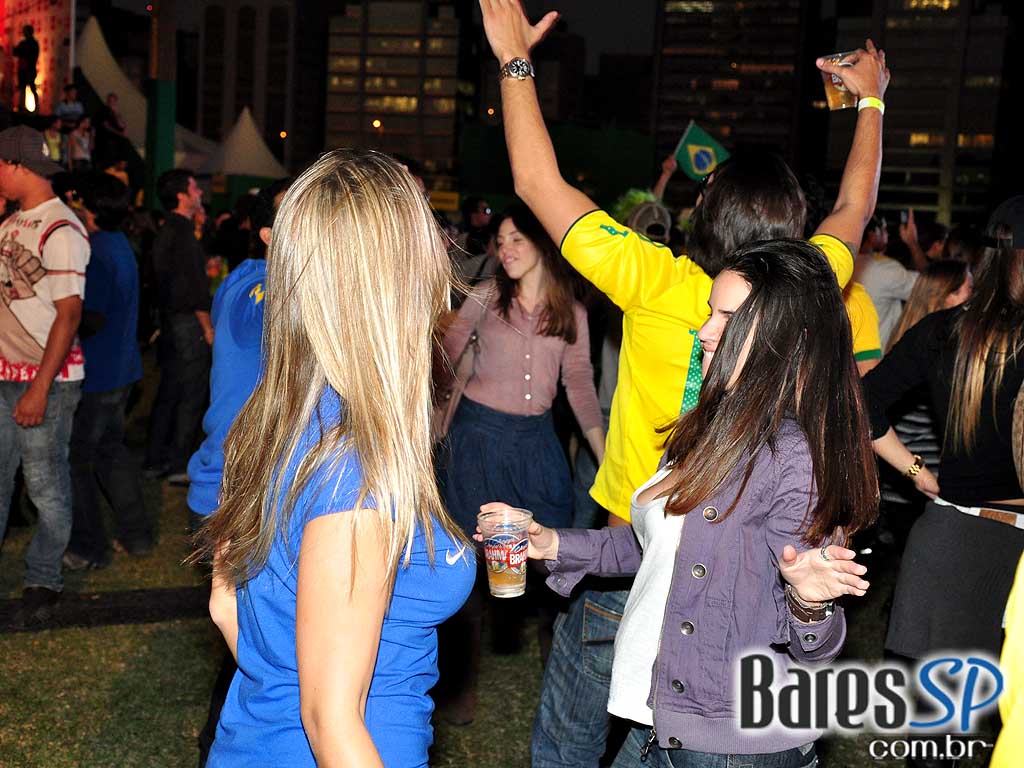 Parque da Copa no Jockey Club reune as pessoas para torcer pelo Brasil na Copa do Mundo 2010 e ainda curtir shows de qualidade Parque da Copa no Jockey Club reune as pessoas para torcer pelo Brasil na Copa do Mundo 2010 e ainda curtir shows de qualidade