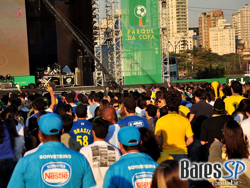 Parque da Copa no Jockey Club reune as pessoas para torcer pelo Brasil na Copa do Mundo 2010 e ainda curtir shows de qualidade Parque da Copa no Jockey Club reune as pessoas para torcer pelo Brasil na Copa do Mundo 2010 e ainda curtir shows de qualidade