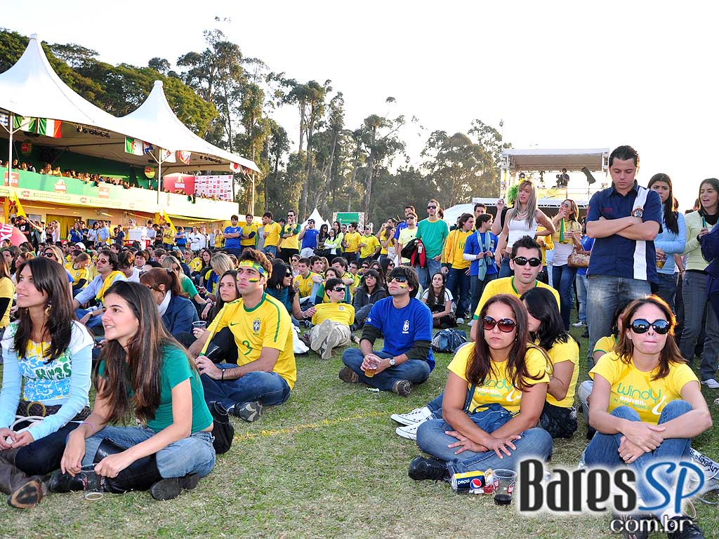 Parque da Copa no Jockey Club reune as pessoas para torcer pelo Brasil na Copa do Mundo 2010 e ainda curtir shows de qualidade Parque da Copa no Jockey Club reune as pessoas para torcer pelo Brasil na Copa do Mundo 2010 e ainda curtir shows de qualidade
