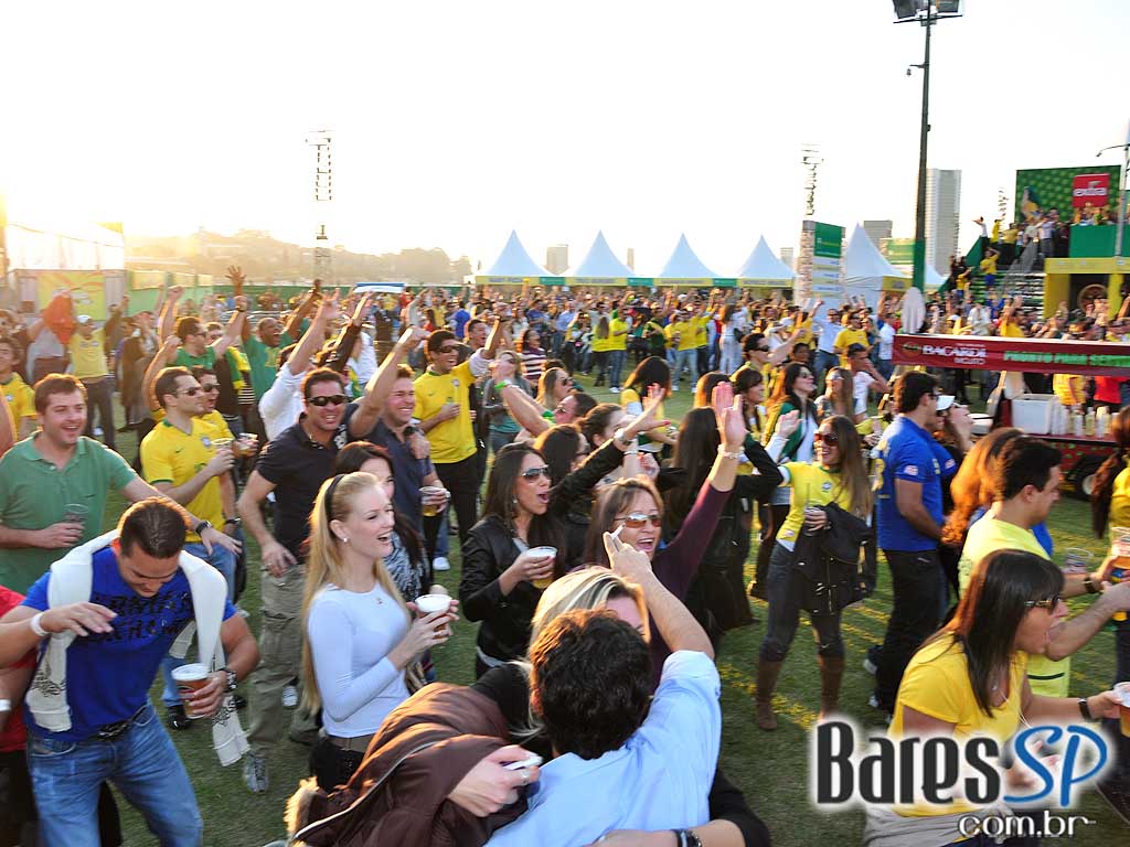 Parque da Copa no Jockey Club reune as pessoas para torcer pelo Brasil na Copa do Mundo 2010 e ainda curtir shows de qualidade Parque da Copa no Jockey Club reune as pessoas para torcer pelo Brasil na Copa do Mundo 2010 e ainda curtir shows de qualidade