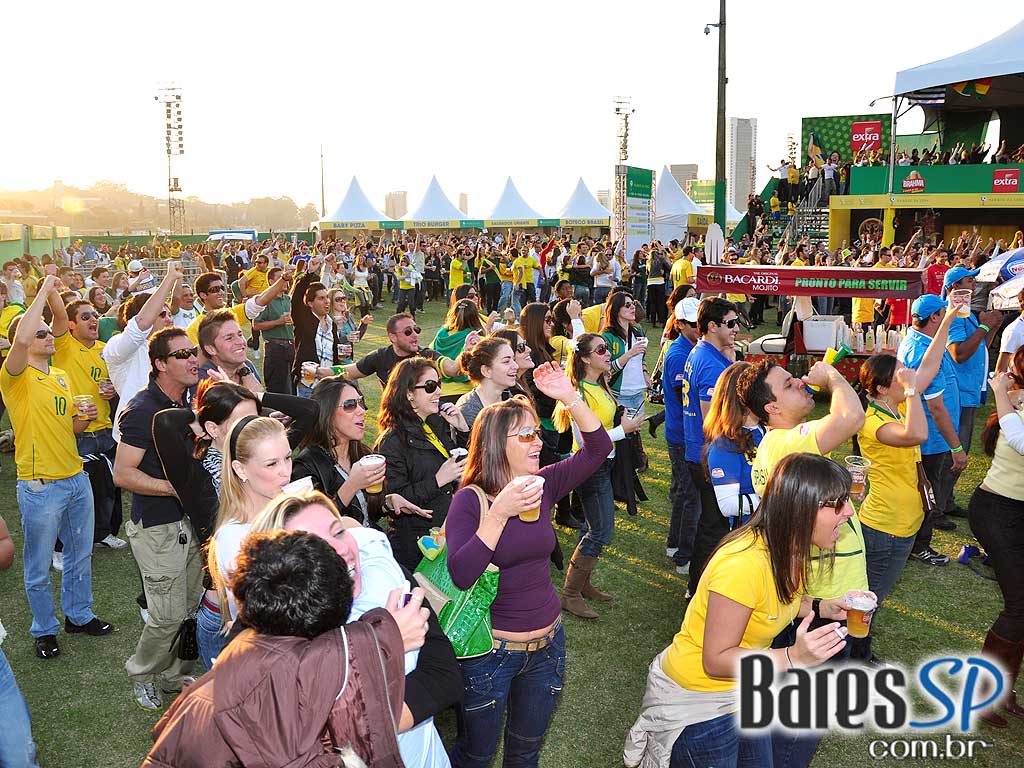 Parque da Copa no Jockey Club reune as pessoas para torcer pelo Brasil na Copa do Mundo 2010 e ainda curtir shows de qualidade Parque da Copa no Jockey Club reune as pessoas para torcer pelo Brasil na Copa do Mundo 2010 e ainda curtir shows de qualidade