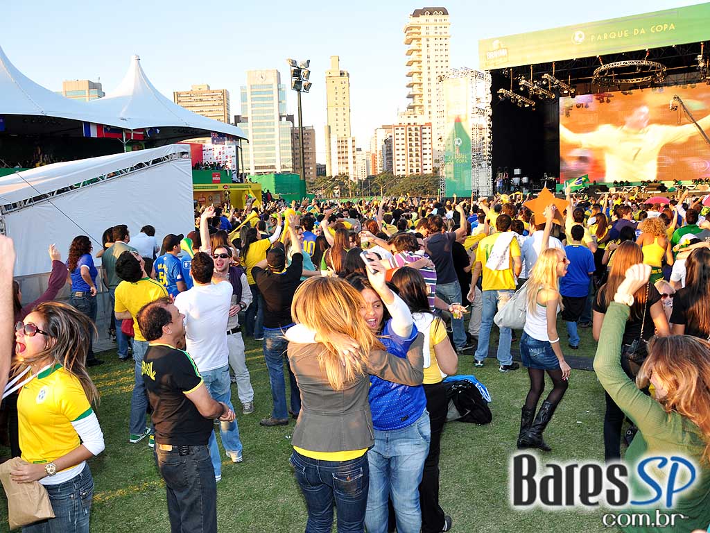 Parque da Copa no Jockey Club reune as pessoas para torcer pelo Brasil na Copa do Mundo 2010 e ainda curtir shows de qualidade Parque da Copa no Jockey Club reune as pessoas para torcer pelo Brasil na Copa do Mundo 2010 e ainda curtir shows de qualidade