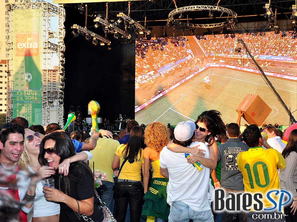 Parque da Copa no Jockey Club reune as pessoas para torcer pelo Brasil na Copa do Mundo 2010 e ainda curtir shows de qualidade Parque da Copa no Jockey Club reune as pessoas para torcer pelo Brasil na Copa do Mundo 2010 e ainda curtir shows de qualidade