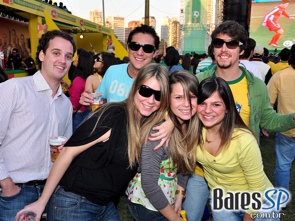 Parque da Copa no Jockey Club reune as pessoas para torcer pelo Brasil na Copa do Mundo 2010 e ainda curtir shows de qualidade Parque da Copa no Jockey Club reune as pessoas para torcer pelo Brasil na Copa do Mundo 2010 e ainda curtir shows de qualidade
