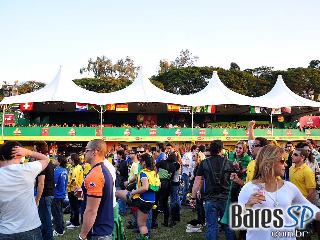 Parque da Copa no Jockey Club reune as pessoas para torcer pelo Brasil na Copa do Mundo 2010 e ainda curtir shows de qualidade Parque da Copa no Jockey Club reune as pessoas para torcer pelo Brasil na Copa do Mundo 2010 e ainda curtir shows de qualidade
