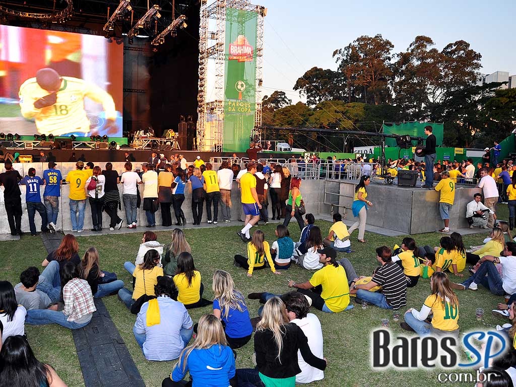 Parque da Copa no Jockey Club reune as pessoas para torcer pelo Brasil na Copa do Mundo 2010 e ainda curtir shows de qualidade Parque da Copa no Jockey Club reune as pessoas para torcer pelo Brasil na Copa do Mundo 2010 e ainda curtir shows de qualidade
