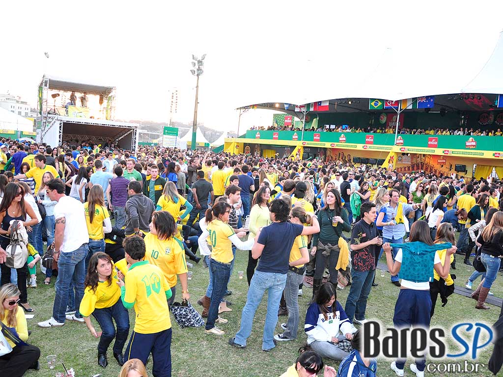 Parque da Copa no Jockey Club reune as pessoas para torcer pelo Brasil na Copa do Mundo 2010 e ainda curtir shows de qualidade Parque da Copa no Jockey Club reune as pessoas para torcer pelo Brasil na Copa do Mundo 2010 e ainda curtir shows de qualidade